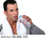 Athlete drinking water after physical effort. Стоковое фото, агентство Ingram Publishing / Фотобанк Лори