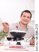 Man with fondue. Стоковое фото, агентство Ingram Publishing / Фотобанк Лори
