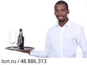 Waiter with beer on a tray. Стоковое фото, агентство Ingram Publishing / Фотобанк Лори