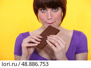 Woman with a bar of chocolate. Стоковое фото, агентство Ingram Publishing / Фотобанк Лори