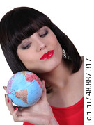 Woman holding a mini-globe. Стоковое фото, агентство Ingram Publishing / Фотобанк Лори