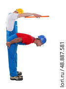 Two carpenters forming an F. Стоковое фото, агентство Ingram Publishing / Фотобанк Лори