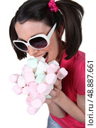Woman scoffing marshmallows. Стоковое фото, агентство Ingram Publishing / Фотобанк Лори