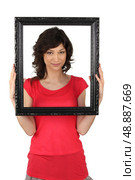 Brunette holding picture frame. Стоковое фото, агентство Ingram Publishing / Фотобанк Лори