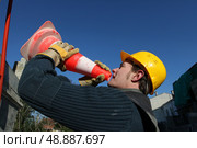 Man shouting into a traffic cone. Стоковое фото, агентство Ingram Publishing / Фотобанк Лори
