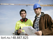 A surveyor and a traffic warden. Стоковое фото, агентство Ingram Publishing / Фотобанк Лори