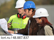 Contractors discussing a project. Стоковое фото, агентство Ingram Publishing / Фотобанк Лори