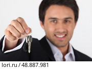 Businessman dangling keys. Стоковое фото, агентство Ingram Publishing / Фотобанк Лори