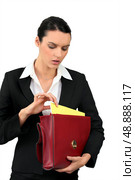 Businesswoman with a briefcase. Стоковое фото, агентство Ingram Publishing / Фотобанк Лори