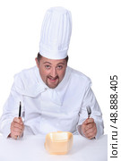 Chef eating a polystyrene foam takeaway box. Стоковое фото, агентство Ingram Publishing / Фотобанк Лори