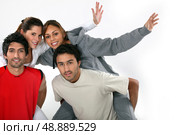Men giving piggy-back rides. Стоковое фото, агентство Ingram Publishing / Фотобанк Лори