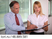 Assistant presenting boss with document. Стоковое фото, агентство Ingram Publishing / Фотобанк Лори