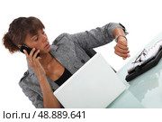 Businesswoman talking on her cell. Стоковое фото, агентство Ingram Publishing / Фотобанк Лори