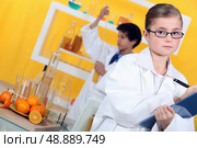 Two  children in laboratory. Стоковое фото, агентство Ingram Publishing / Фотобанк Лори