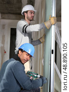 Tradesmen installing drywall. Стоковое фото, агентство Ingram Publishing / Фотобанк Лори