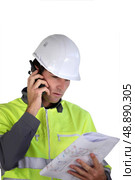 Worker with a two-way radio. Стоковое фото, агентство Ingram Publishing / Фотобанк Лори