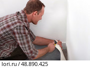 Man laying pvc floor. Стоковое фото, агентство Ingram Publishing / Фотобанк Лори