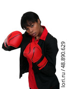 Businesswoman wearing boxing gloves. Стоковое фото, агентство Ingram Publishing / Фотобанк Лори