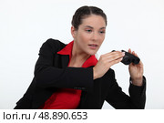 Woman holding a set of binoculars. Стоковое фото, агентство Ingram Publishing / Фотобанк Лори