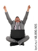 Happy worker in front of computer. Стоковое фото, агентство Ingram Publishing / Фотобанк Лори