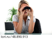 Female worker with binoculars. Стоковое фото, агентство Ingram Publishing / Фотобанк Лори