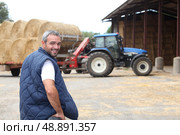Famer stood by hay barn. Стоковое фото, агентство Ingram Publishing / Фотобанк Лори
