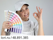 Painter giving the a-ok sign and holding a palette of colour samples. Стоковое фото, агентство Ingram Publishing / Фотобанк Лори
