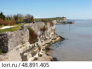 Small cliff by the sea. Стоковое фото, агентство Ingram Publishing / Фотобанк Лори