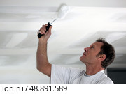 Man painting his ceiling white. Стоковое фото, агентство Ingram Publishing / Фотобанк Лори