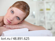 Red-haired woman laying on couch. Стоковое фото, агентство Ingram Publishing / Фотобанк Лори