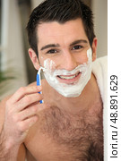 Man shaving. Стоковое фото, агентство Ingram Publishing / Фотобанк Лори