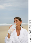 Woman drinking a bottle of water. Стоковое фото, агентство Ingram Publishing / Фотобанк Лори