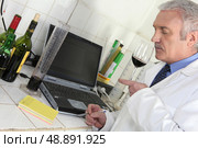 Oenologist analysing a wine. Стоковое фото, агентство Ingram Publishing / Фотобанк Лори