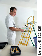 Decorator choosing color from swatch. Стоковое фото, агентство Ingram Publishing / Фотобанк Лори