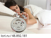 Woman turning off alarm clock. Стоковое фото, агентство Ingram Publishing / Фотобанк Лори