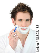 Man shaving his beard. Стоковое фото, агентство Ingram Publishing / Фотобанк Лори
