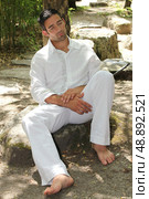 30 years old man sleeping and leaning against a tree. Стоковое фото, агентство Ingram Publishing / Фотобанк Лори