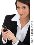 Woman dialing a phone nulmber. Стоковое фото, агентство Ingram Publishing / Фотобанк Лори