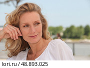 woman smiling and thinking. Стоковое фото, агентство Ingram Publishing / Фотобанк Лори
