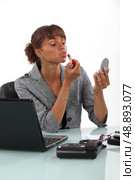 Businesswoman applying make-up. Стоковое фото, агентство Ingram Publishing / Фотобанк Лори