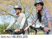 Couple cycling in autumn. Стоковое фото, агентство Ingram Publishing / Фотобанк Лори
