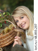Woman gathering chestnuts. Стоковое фото, агентство Ingram Publishing / Фотобанк Лори
