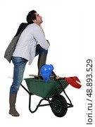 Man with wheelbarrow and spade. Стоковое фото, агентство Ingram Publishing / Фотобанк Лори
