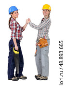 Female workers forming a pact. Стоковое фото, агентство Ingram Publishing / Фотобанк Лори