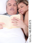 Husband and wife cuddling. Стоковое фото, агентство Ingram Publishing / Фотобанк Лори