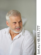 Grey-haired man giving advise. Стоковое фото, агентство Ingram Publishing / Фотобанк Лори