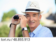 Older man with binoculars. Стоковое фото, агентство Ingram Publishing / Фотобанк Лори