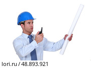 An architect giving instructions through a talkie. Стоковое фото, агентство Ingram Publishing / Фотобанк Лори