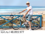 man with a bike at the beach. Стоковое фото, агентство Ingram Publishing / Фотобанк Лори