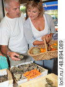 Couple buying oysters. Стоковое фото, агентство Ingram Publishing / Фотобанк Лори